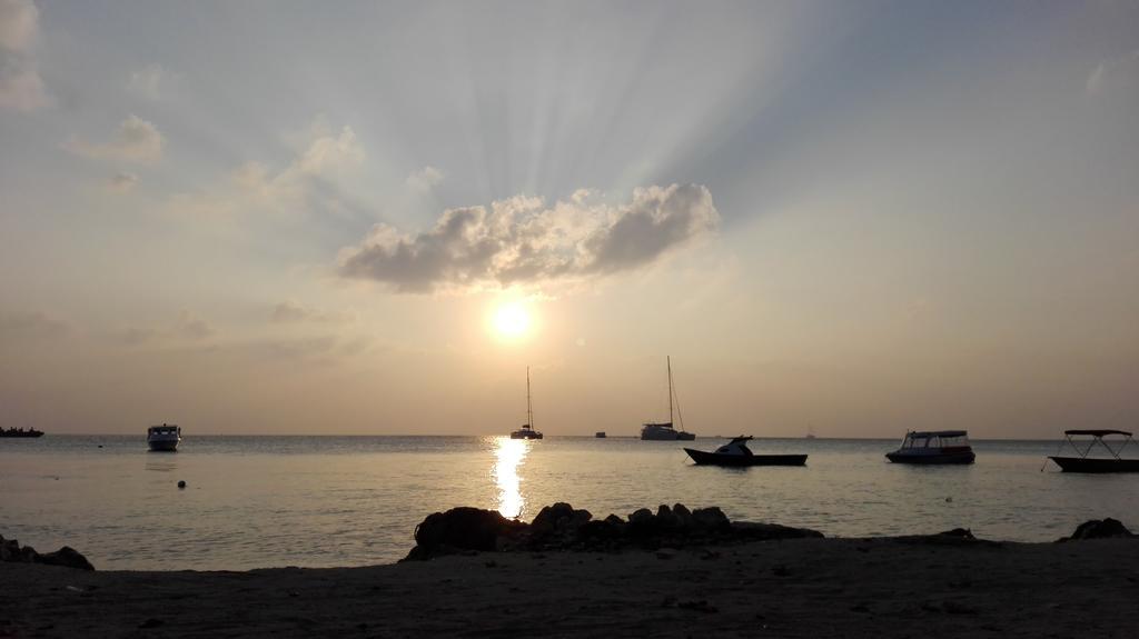 Rip Tide Vacation Inn, K.Guraidhoo Guraidhoo  Buitenkant foto